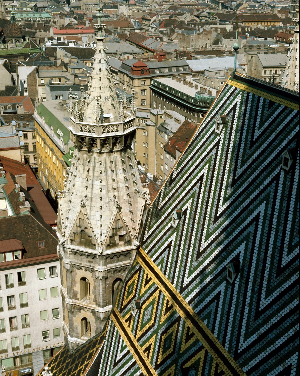 Pohled na glazovanou taškovou střechu katedrály od Unknown artist