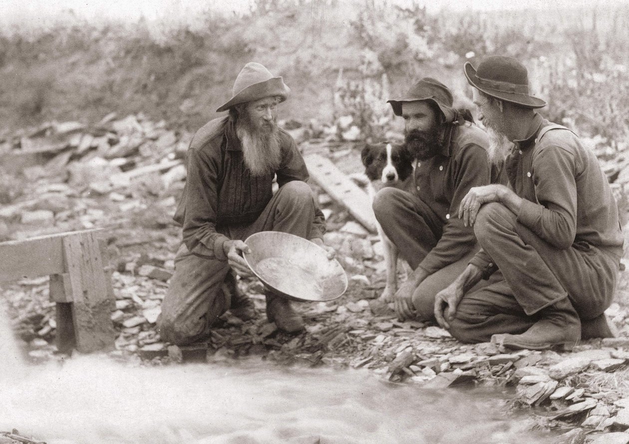 3 muži filtrující zemi, aby získali zlato: Hledači zlata v jižní Dakotě, Rockerville. Fotografie 1889. od Unknown artist