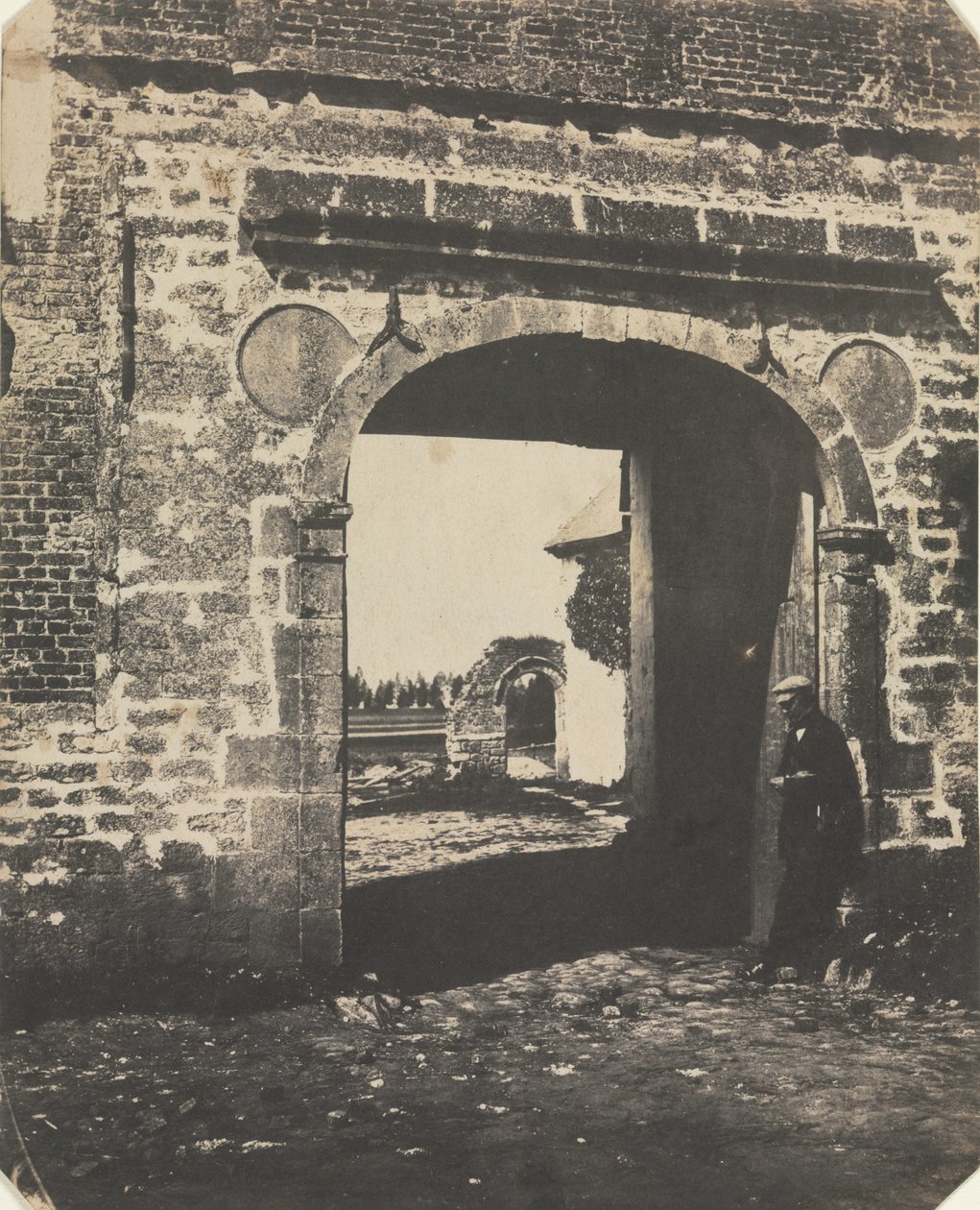Arch v Farmyard, Swansea od Unknown artist