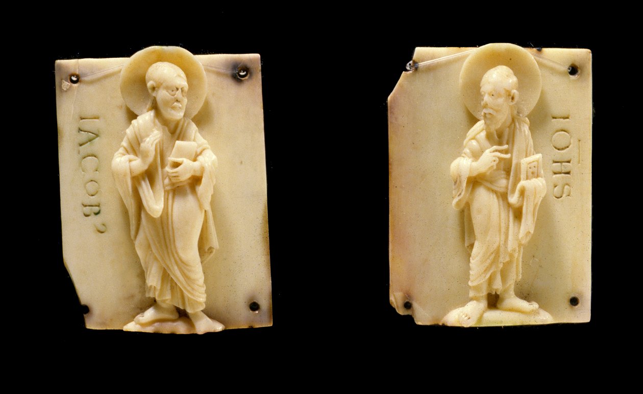 Vyřezávané desky ze slonoviny představující Apotres Saint John a Saint James. 12. století. Muzeum Vivenel Compiegne od Unknown artist