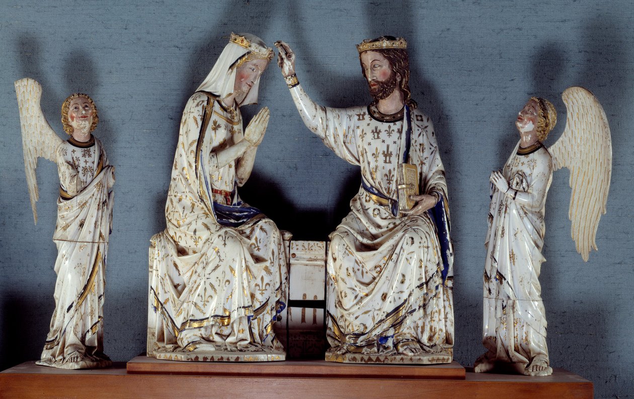 Korunovace Panny Krista s královskou korunou korunuje Pannu Marii. Dva andělé jsou svědky. Vyřezávaná skupina ze slonoviny. Konec 13. století Paříž, muzeum Louvre od Unknown artist