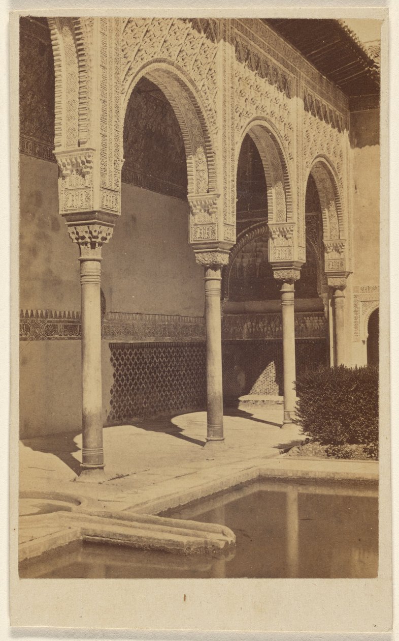 [Detail sloupů s viditelnou částí zrcadlového bazénu, Alhambra] od Unknown artist