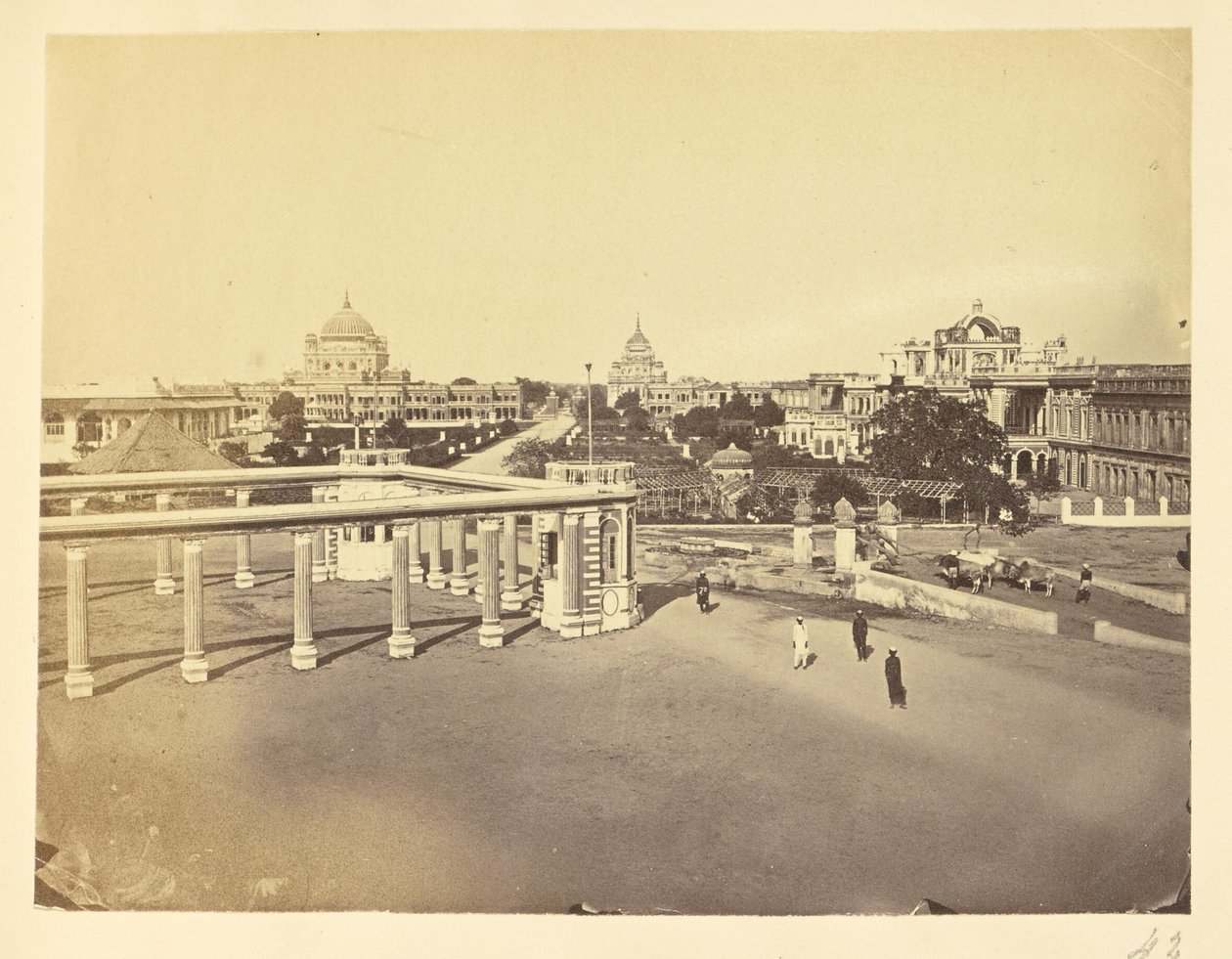 [Žlábkované sloupy a nádvoří v Kaiserbaghu, Lucknow] od Unknown artist