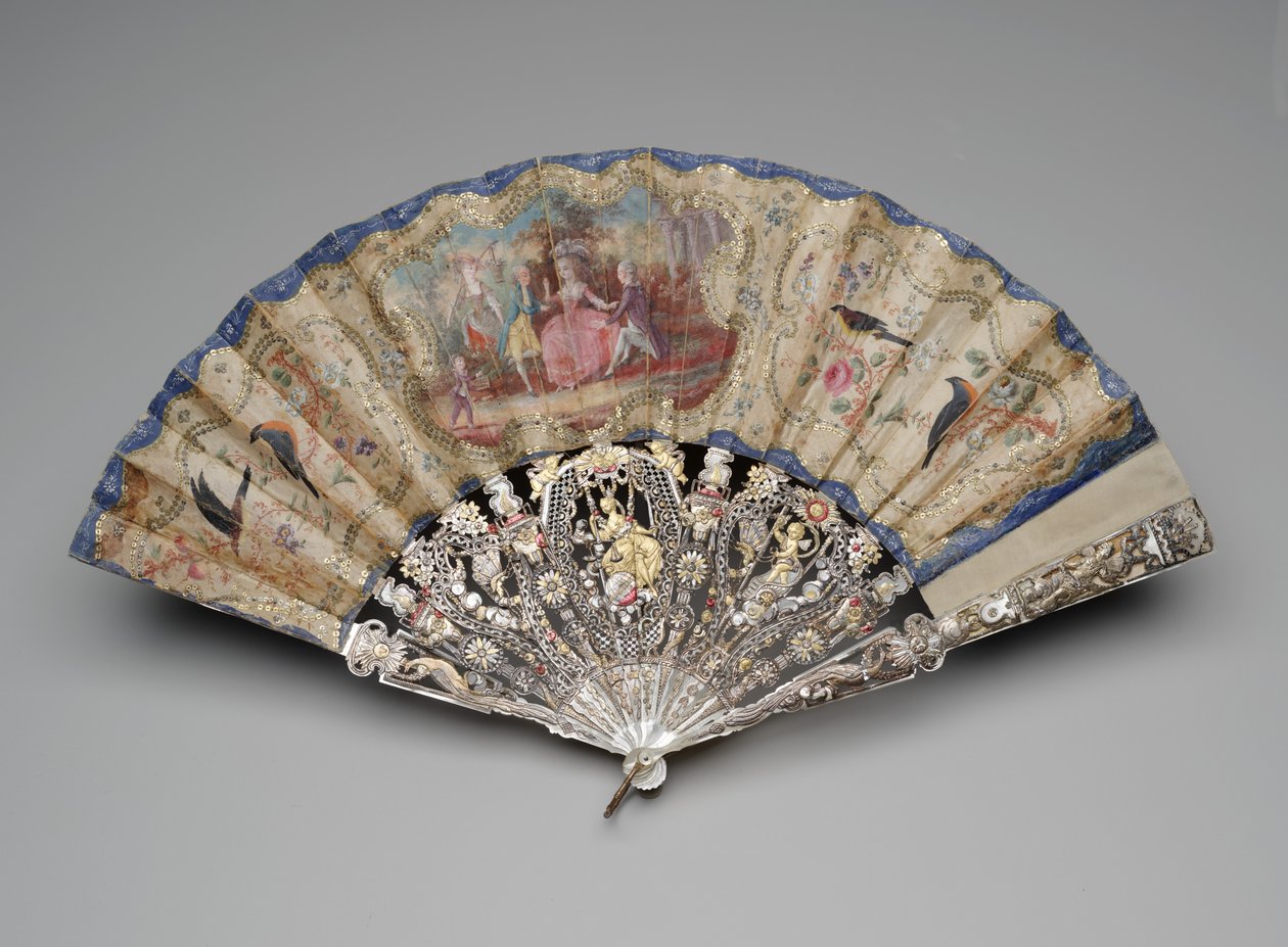 Skládací vějíř s námluvou, cca 1770-80 (kvaš na dvojitém hedvábném listu, mosazné flitry, perleť, zlacení a mosazná smyčka) od Unknown artist