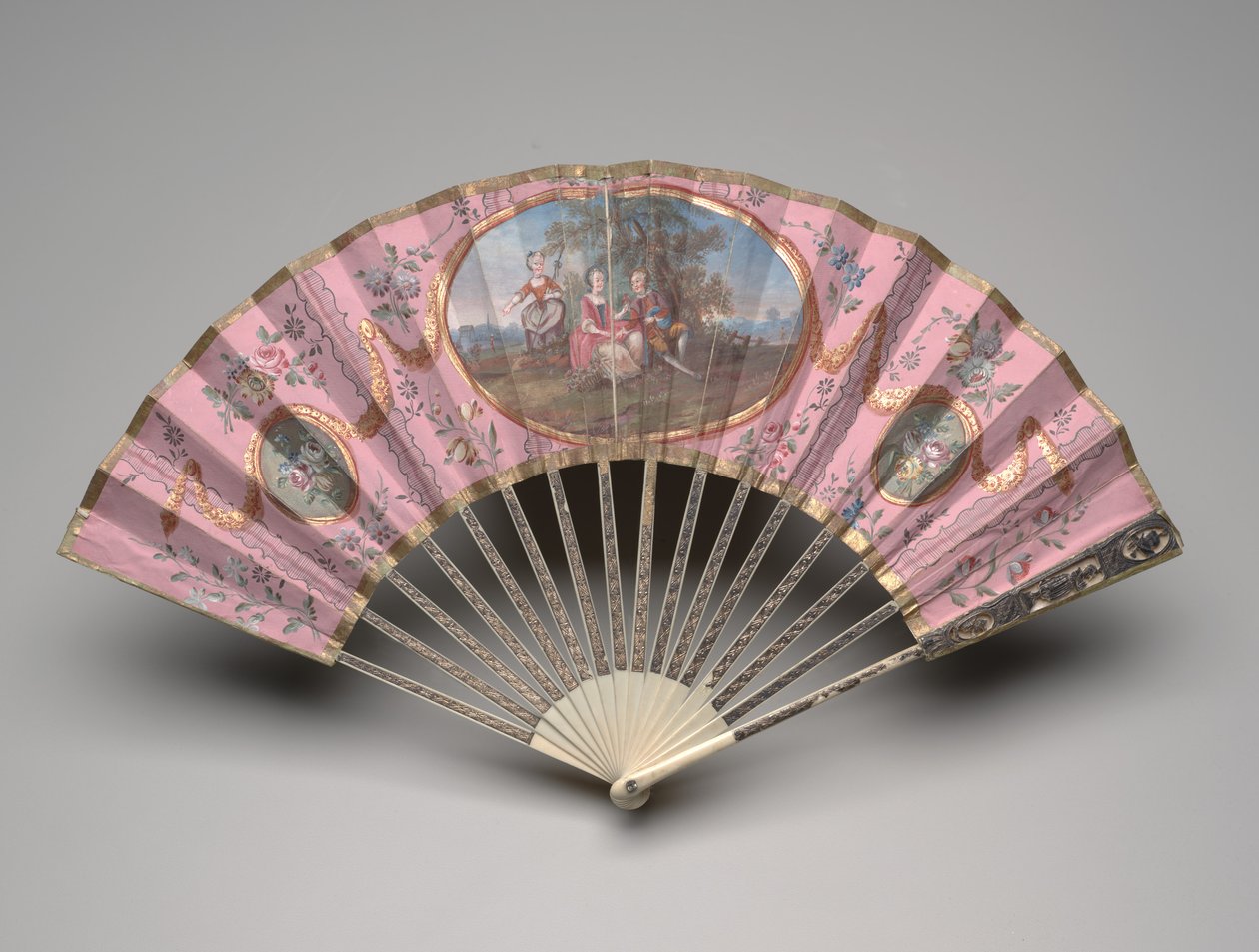 Skládací vějíř s pastýřskou scénou na "domino" půdě, cca 1770-80 léta (kvaš a akvarel na dvou listech papíru, slonovina, zlacení, perleť a drahokamy z pasty) od Unknown artist