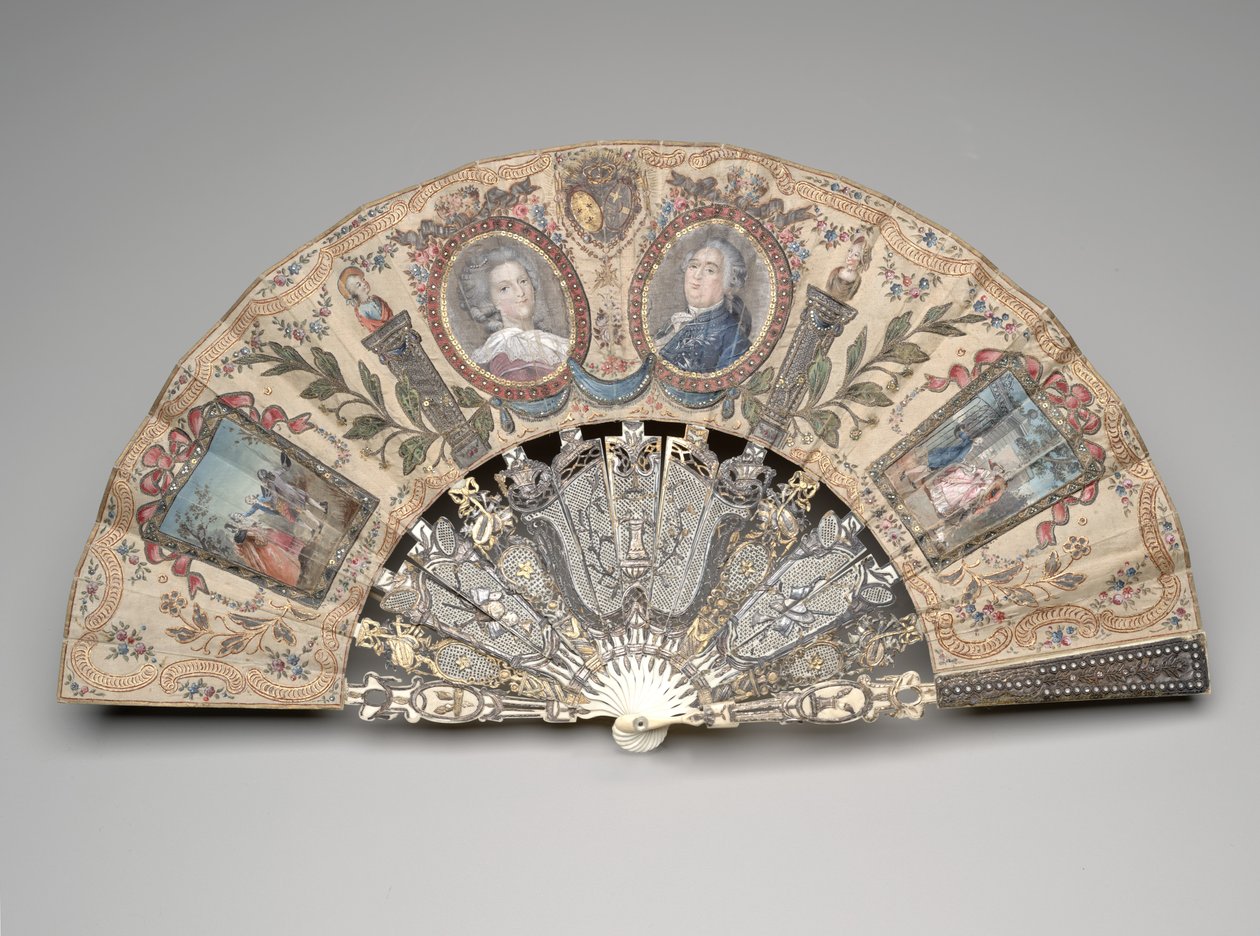 Skládací vějíř s portrétními medailony Marie Antoinetty a Ludvíka XVI., po roce 1786 (kvaš a akvarel na dvojitém hedvábném listu, mosaz, stříbro, kovová nit, slonovina, zlacení, stříbrná fólie a pastové drahokamy) od Unknown artist
