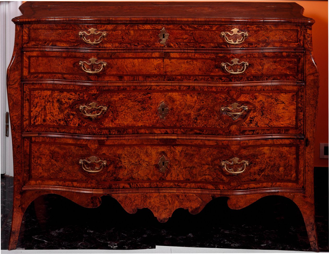 Nábytek: komoda z cedrového dřeva. 1735-1745 cca. Ztlumit. 97x137x68 cm Soukromá sbírka od Unknown artist