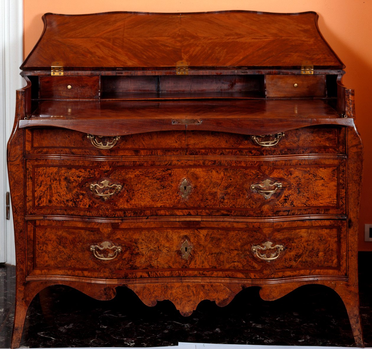 Nábytek: komoda z cedrového dřeva. 1735-1745 cca. Ztlumit. 97x137x68 cm Soukromá sbírka od Unknown artist