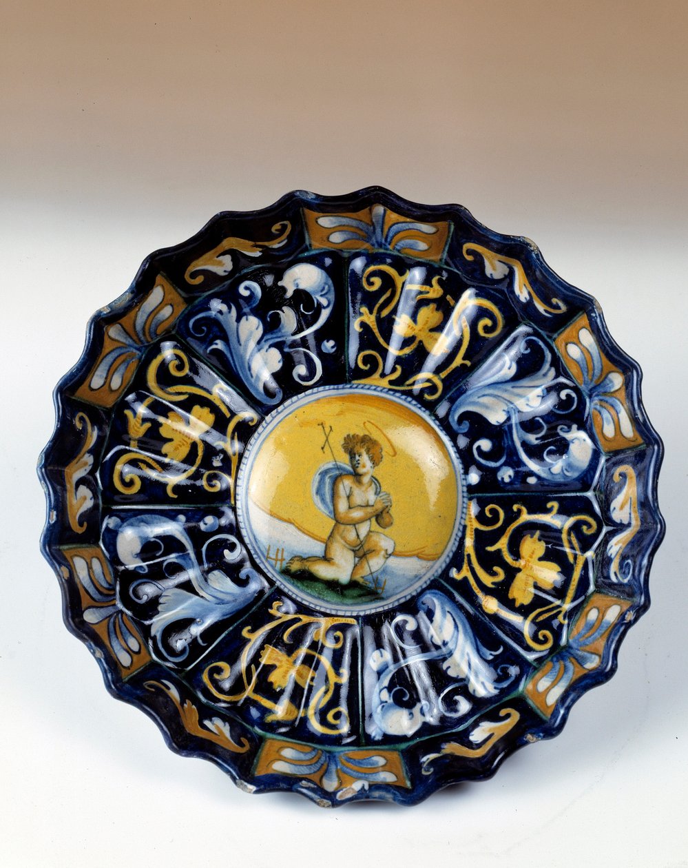 Godronnee fajánsový pohár zdobený angelotem. Egouen ze 16. století. Národní muzeum renesance od Unknown artist