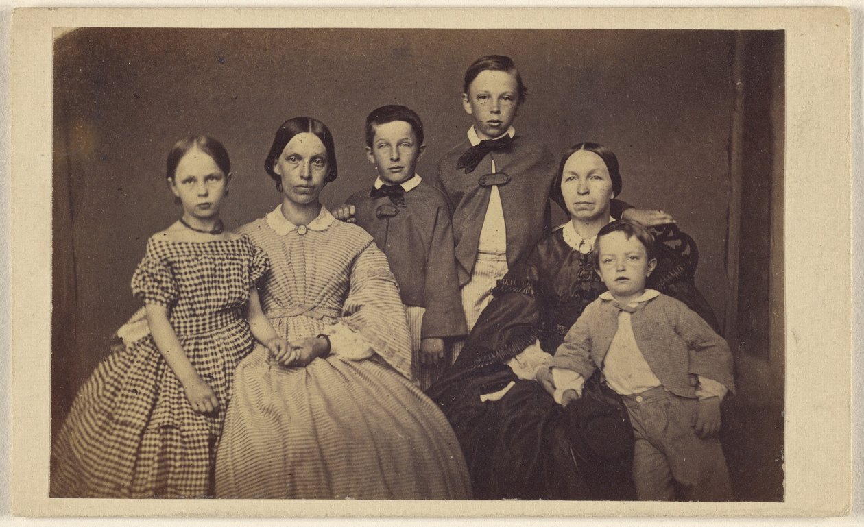 [Skupinový rodinný portrét, dvě ženy a čtyři děti] od Unknown artist