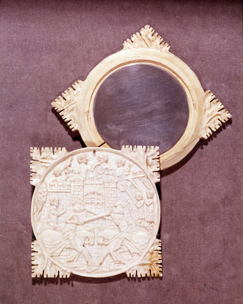 Slonovinové zrcadlo a krabice představující scénu rytířského turnaje. 1450-1500. Paříž, Národní muzeum středověku, Thermes de Cluny od Unknown artist