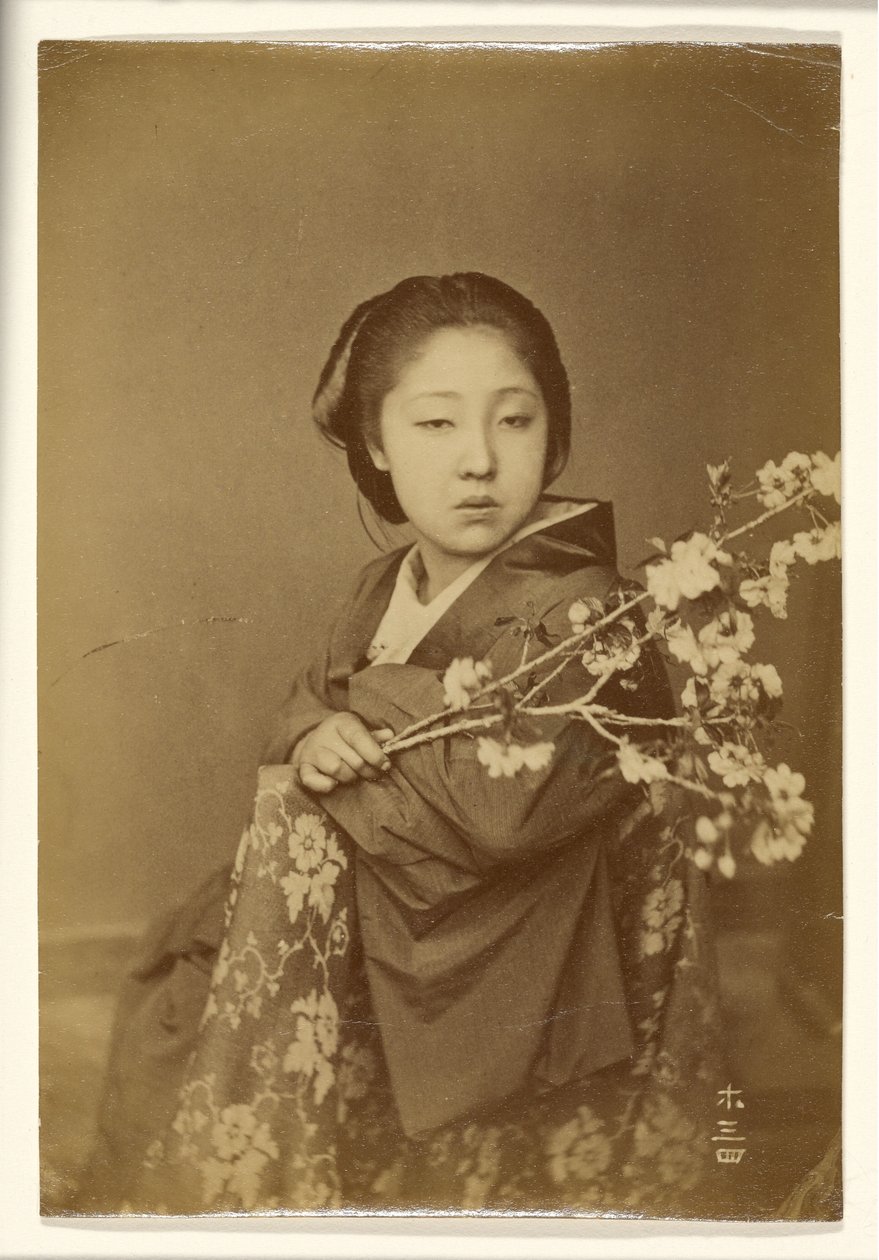 [Japonská žena drží rozkvetlou větev prunusu] od Unknown artist