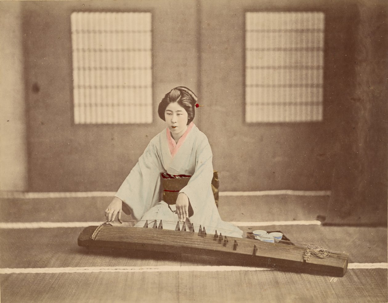[Japonka hrající na koto] od Unknown artist