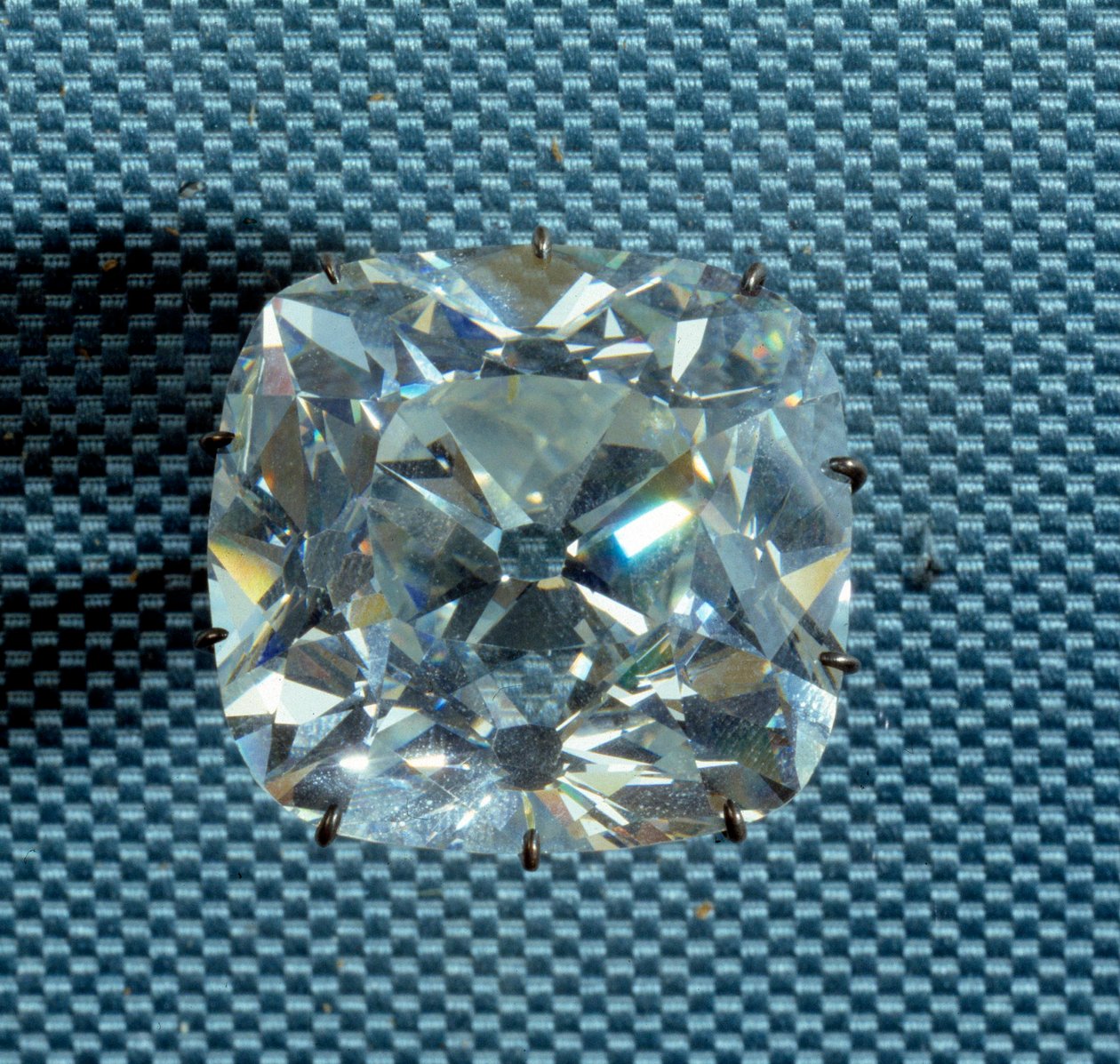 Klenot: diamant známý jako Le Regent, získal Thomas Pitt, guvernér pevnosti Madras v roce 1702, koupil od Pitta regent Philip II vévoda z Orleans (1674-1723) v roce 1717. Paříž, muzeum Louvre od Unknown artist