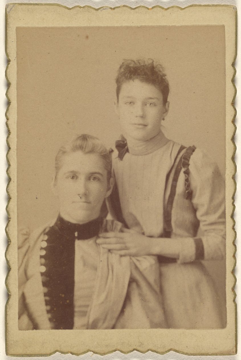 [Matka sedí, dcera stojí] od Unknown artist