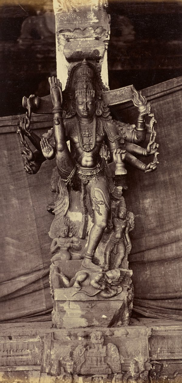 Sloup a figura, vybroušené z jednoho kamene. Coimbatore od Unknown artist
