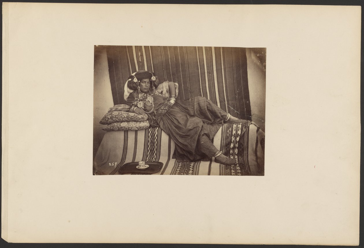 [Ležící alžírská odaliska, kmen Ouled Nail] od Unknown artist