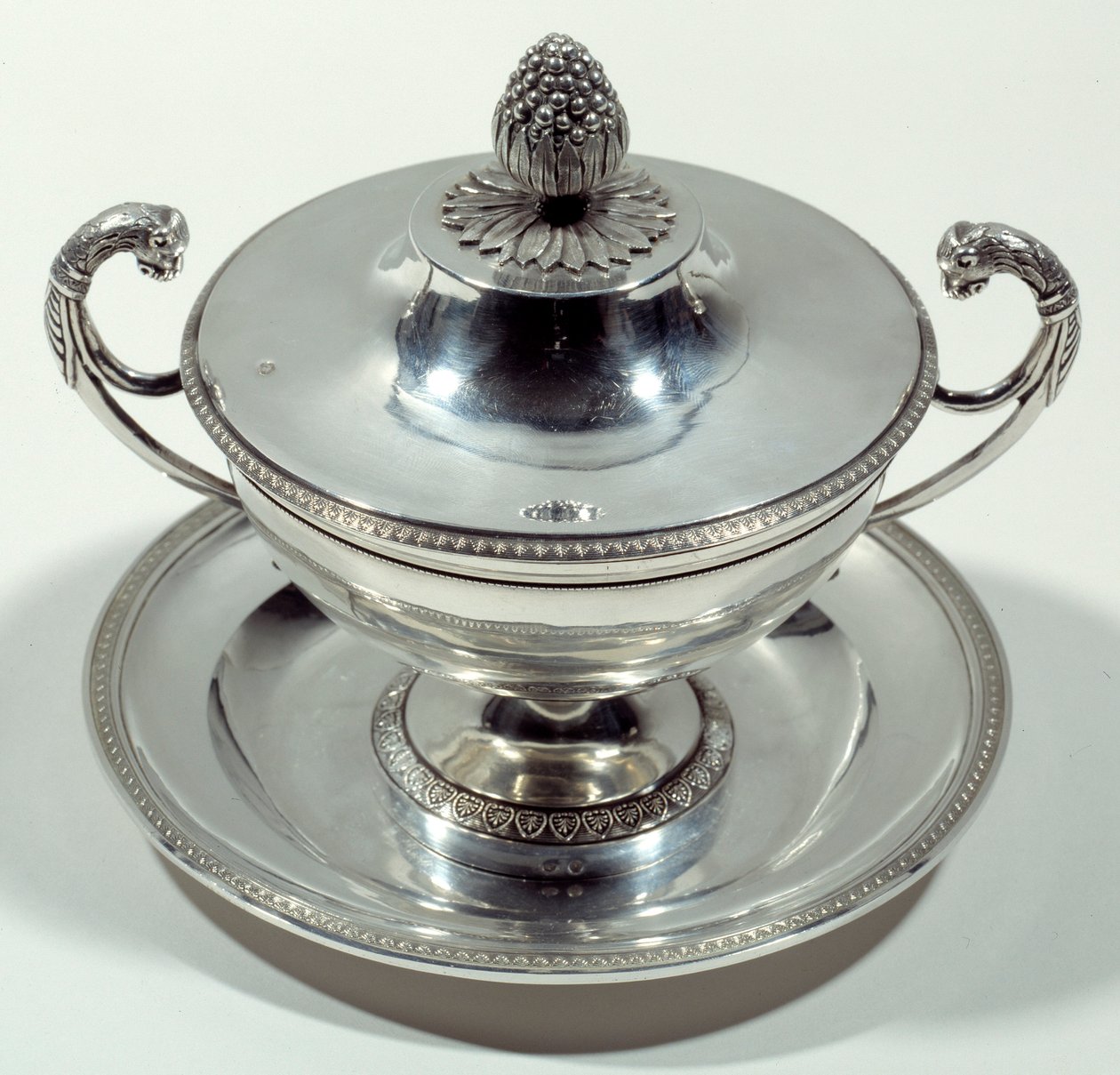 Stříbrný pohár s horním vrcholem borové šišky. 1789-1809. Koukni se. Národní muzeum renesance od Unknown artist