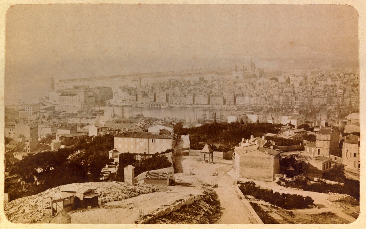 Město Marseille a jeho okolí kolem 1885-1890: Celkový pohled na Notre Dame de la garde, soukromá sbírka od Unknown artist