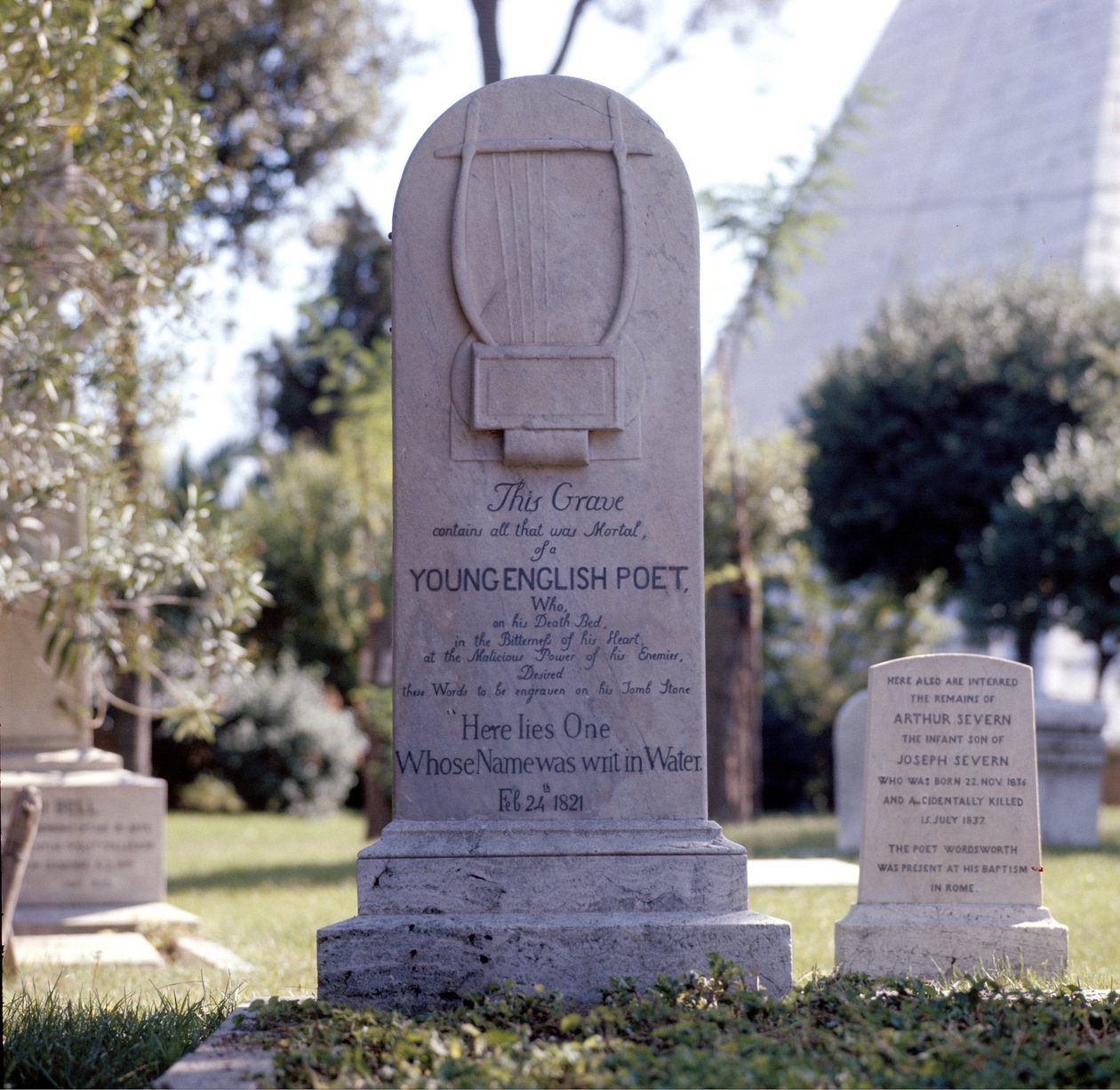 Hrob básníka Johna Keatse (1795-1821) na protestantském hřbitově Testaccio v Římě. Epitaf: „Tady leží ten, jehož jméno bylo napsáno ve vodě“ od Unknown artist