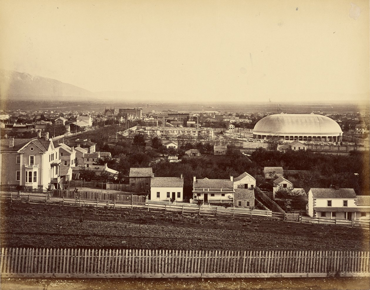 [Pohled na Salt Lake Tabernacle a město] od Unknown artist