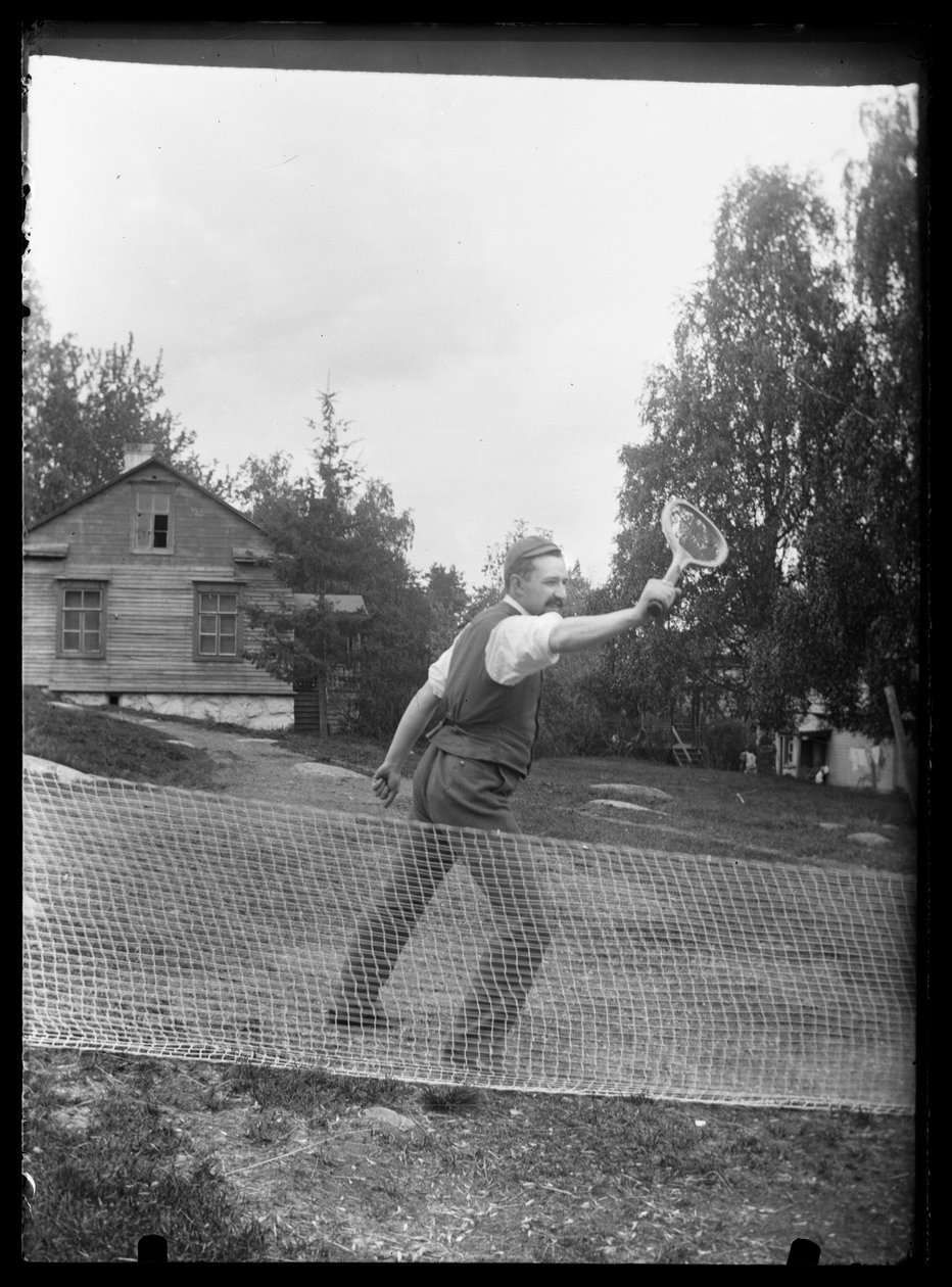 Paul Simberg hraje tenis v Niemenlautan Manor od Unknown artist/maker