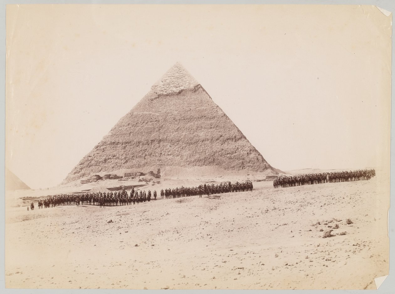 19. husaři se zformovali před pyramidou v Gíze, Egypt, cca 1882 od Unknown