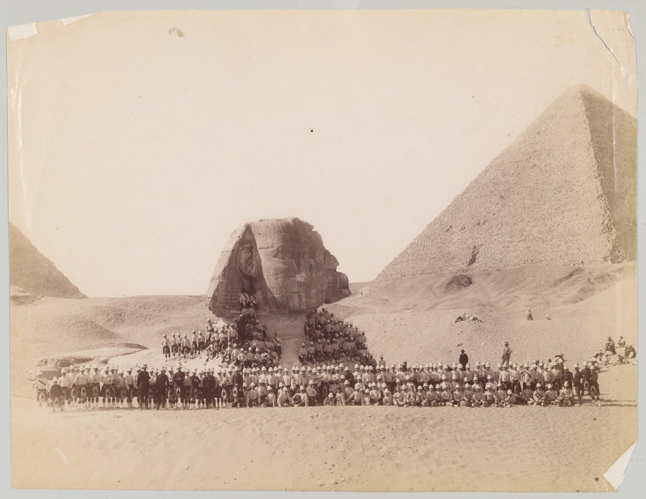 42. Highlanders před Sfingou v Gíze, Egypt od Unknown photographer