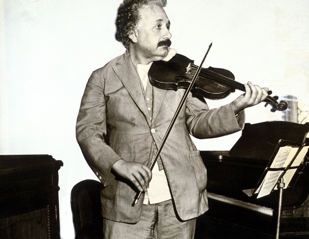 Albert Einstein hraje na housle, kolem roku 1932 (černobílá fotografie) od Unknown photographer