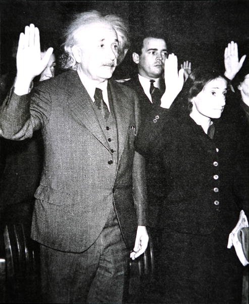 Albert Einstein se svou nevlastní dcerou Margot skládají přísahu amerického občanství v New Jersey od Unknown photographer