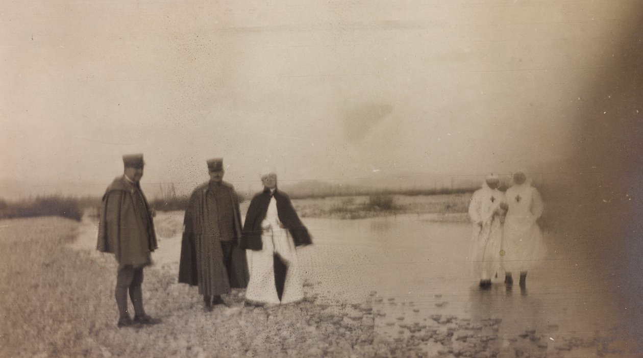 Album z první světové války ve Friuli-Venezia Giulia: důstojníci a sestry Červeného kříže nad řekou Natisone od Unknown photographer