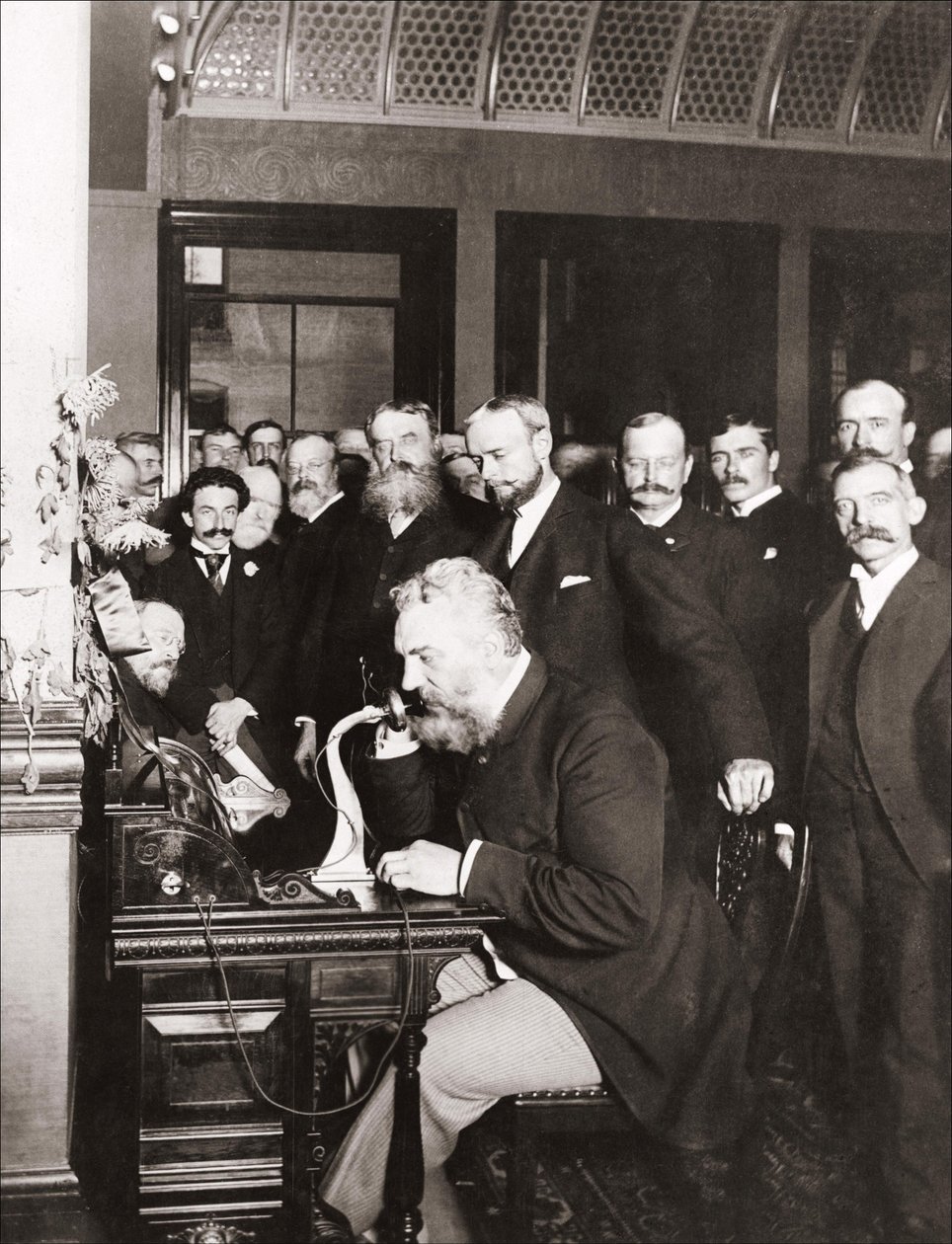 Alexandre Graham Bell (1847-1922) při inauguraci dálkové linky z New Yorku do Chicaga, 18. října od Unknown photographer