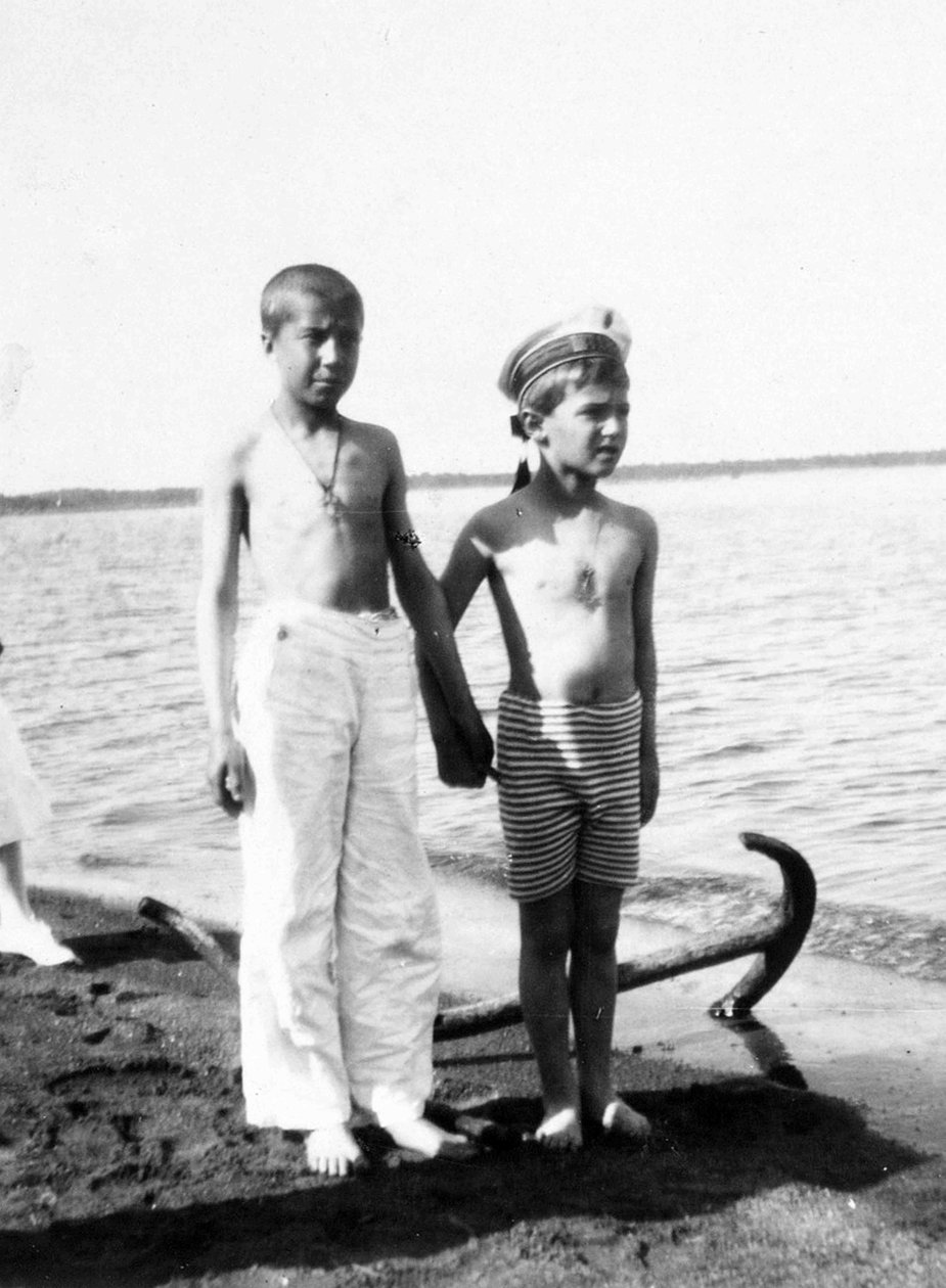 Alexej carevič, když si hraje na pláži v Livadii na Krymu (černobílá fotografie) od Unknown photographer