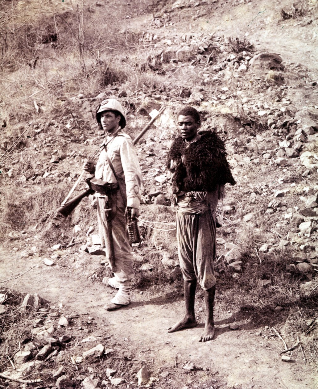 Italský voják a habešský zajatec na cestě do Ghindy. od Unknown photographer