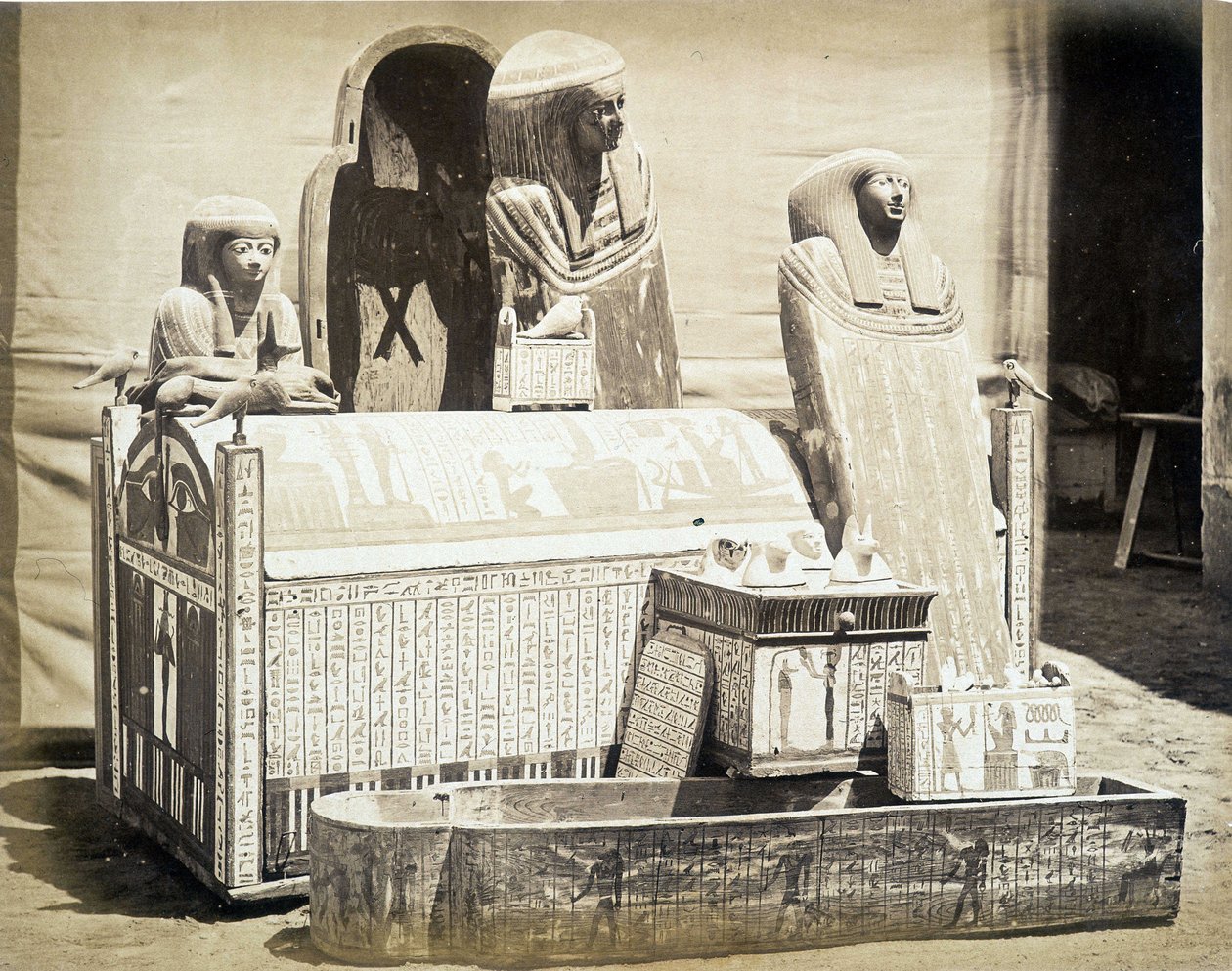 Archeologické sochy nalezené v Egyptě – ve „“Fotoalbum 1. káhirského muzea““ založeném Augustem Mariette Beyem od Unknown photographer