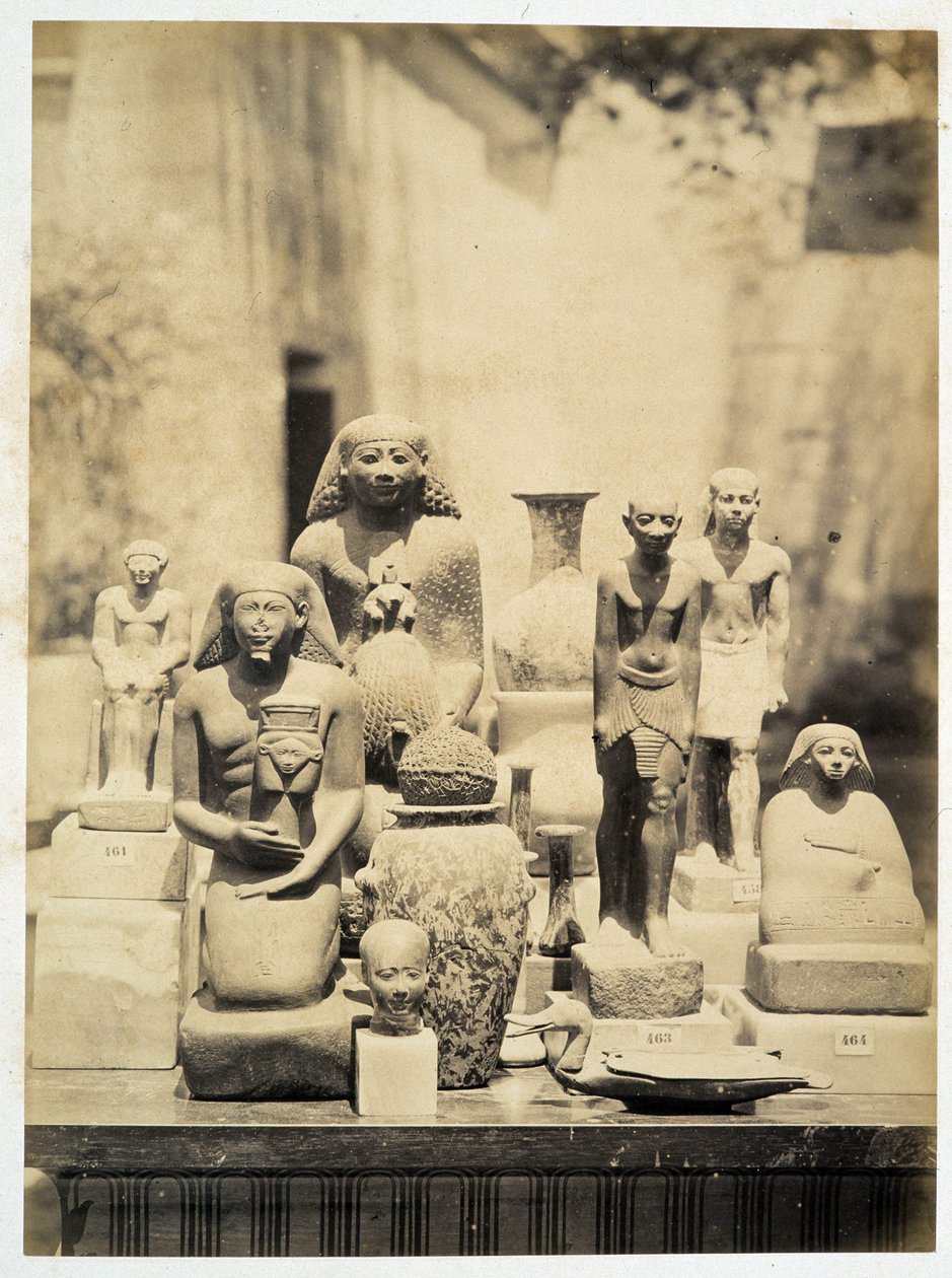 Archeologické sochy – ve „“Fotoalbu 1. káhirského muzea““ založeném Augustem Mariette Beyem od Unknown photographer