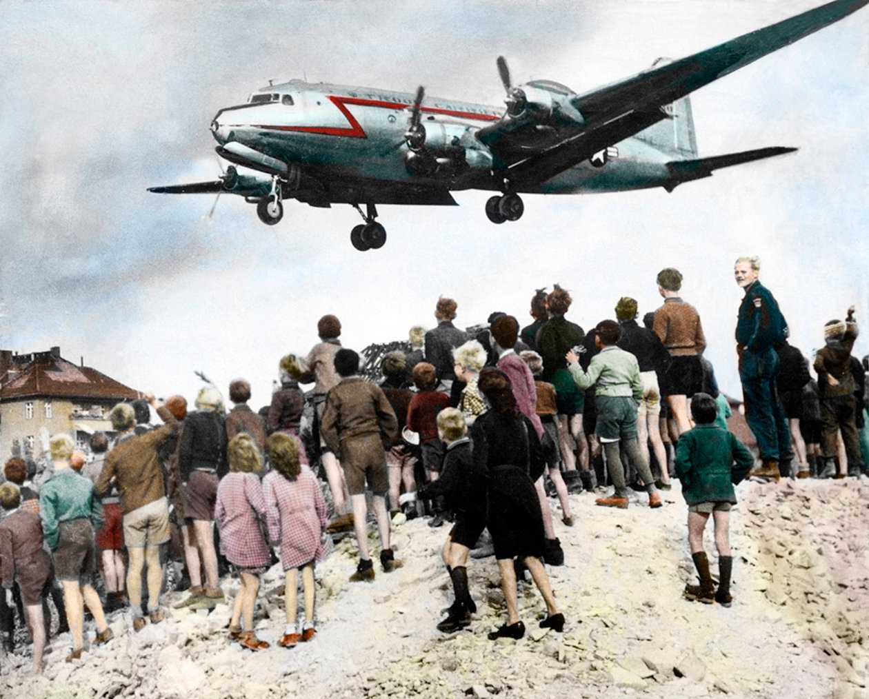 Berlíňané pozorují přílet letadel, která se blíží k berlínskému letišti Tempelhof od Unknown photographer