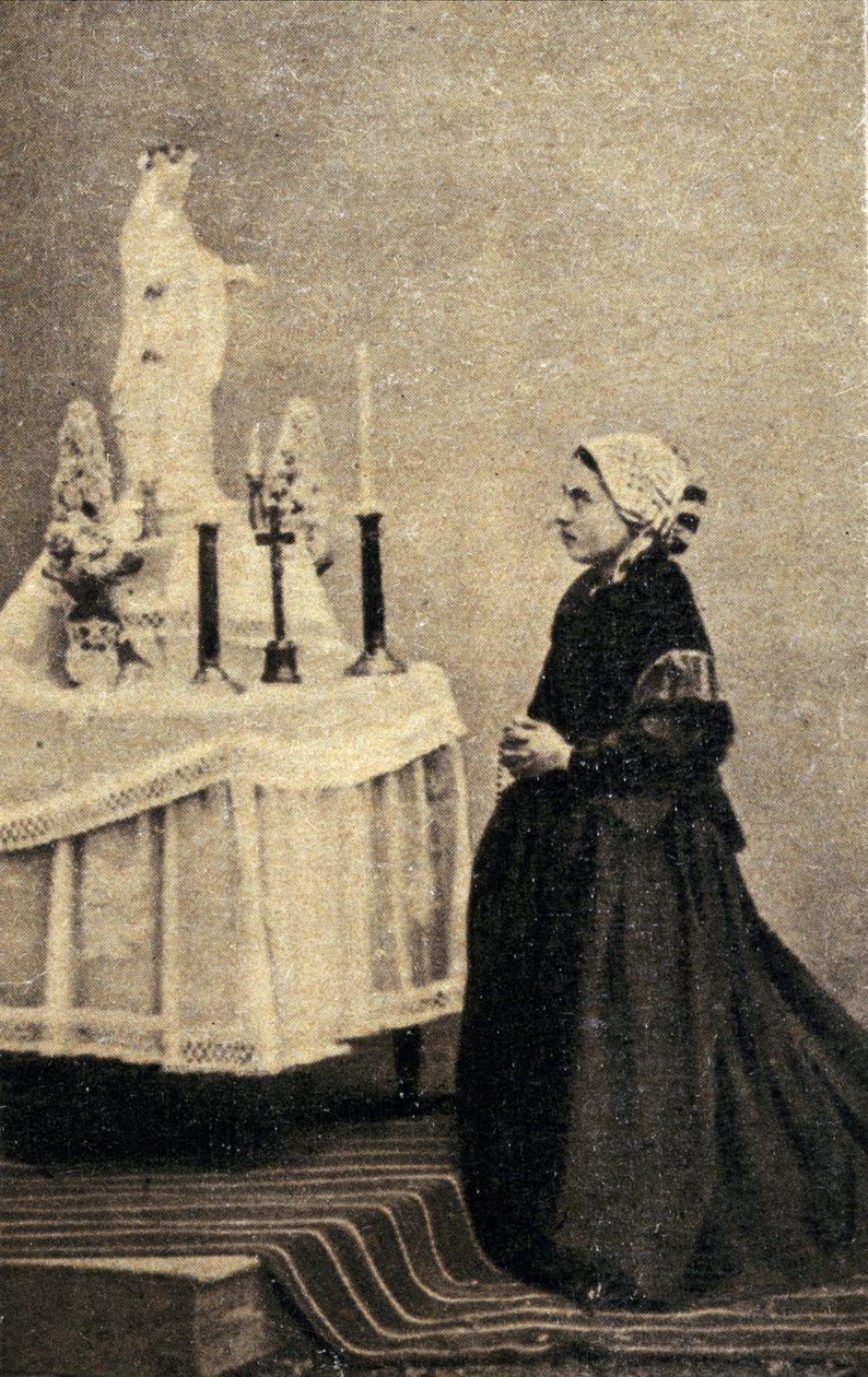 Bernadette Soubirous klečící před oltářem s Pannou Marií od Unknown photographer
