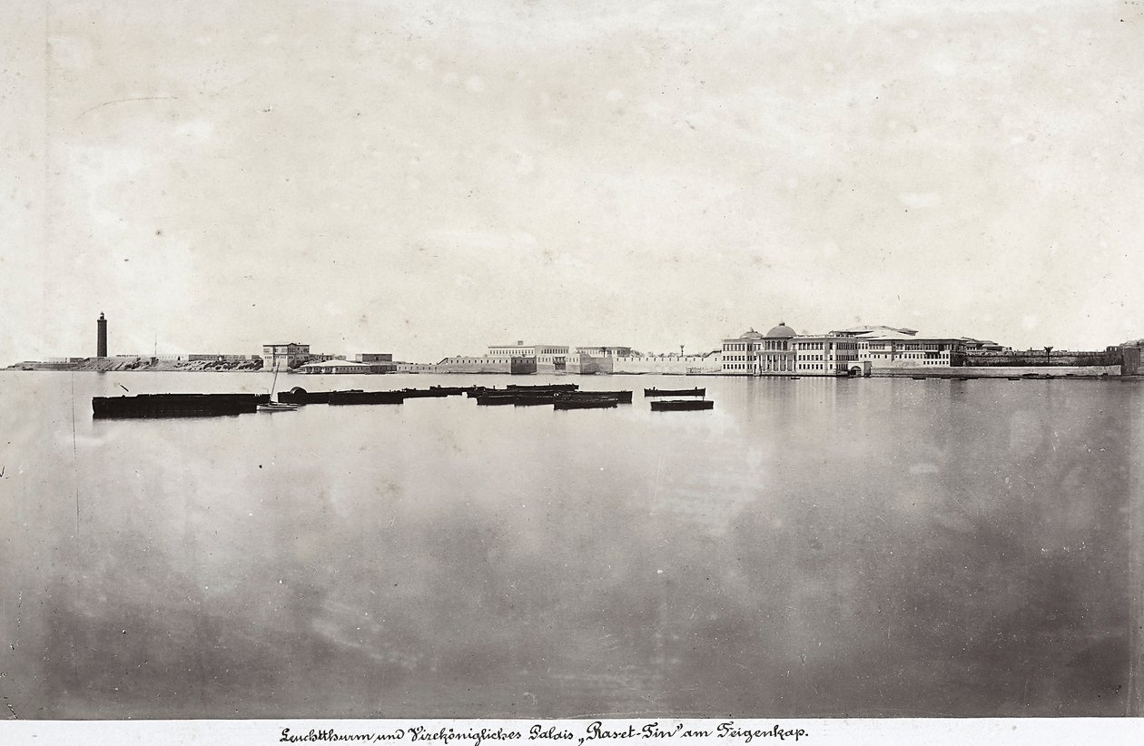 Lodě uprostřed moře s částí města Alexandrie v pozadí, v Egyptě od Unknown photographer