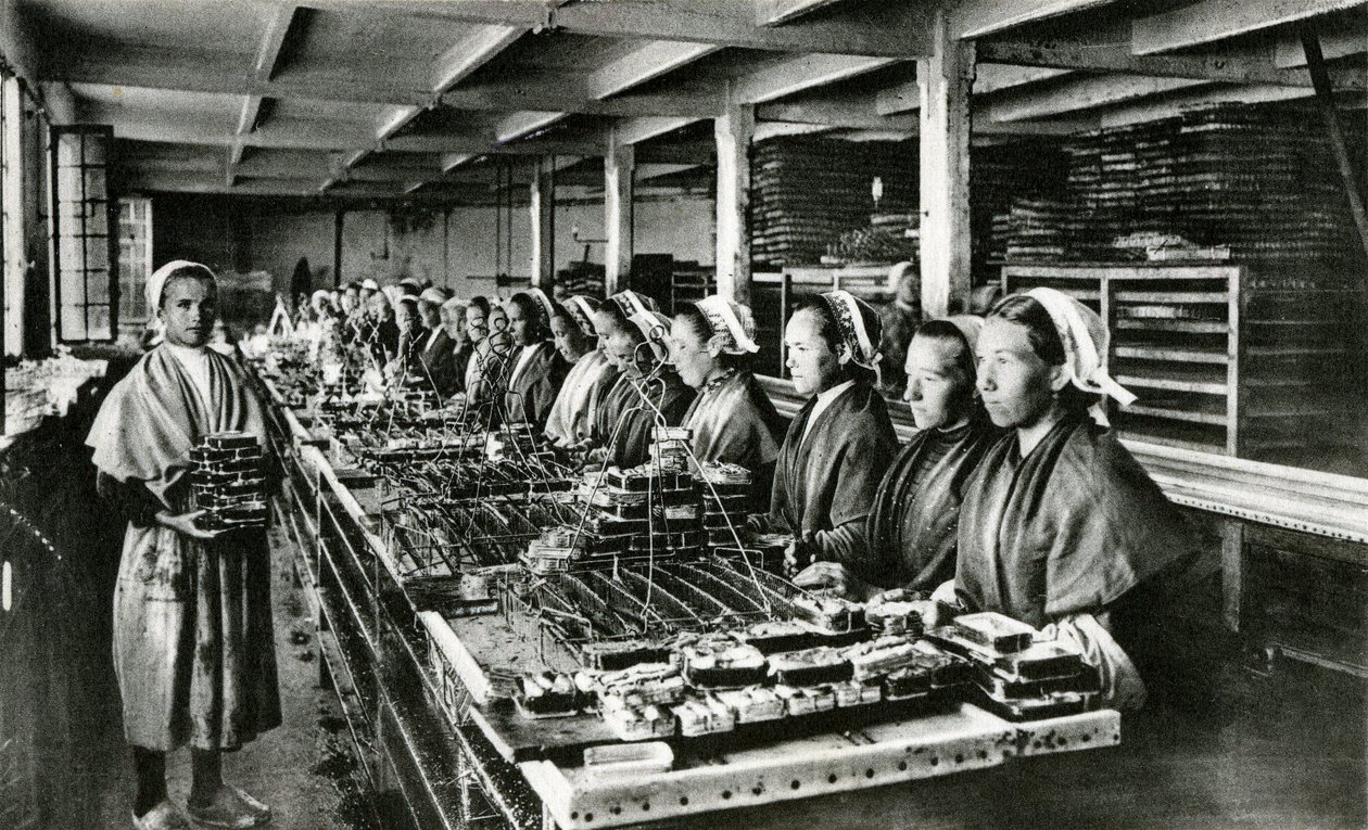 Konzervování sardinek, sardinkový průmysl, Finistère, Bretaň (čb fotografie) od Unknown photographer