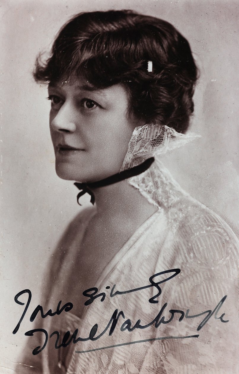 Detailní záběr na anglickou herečku Irene Vanbrughovou, pohlednice od Unknown photographer