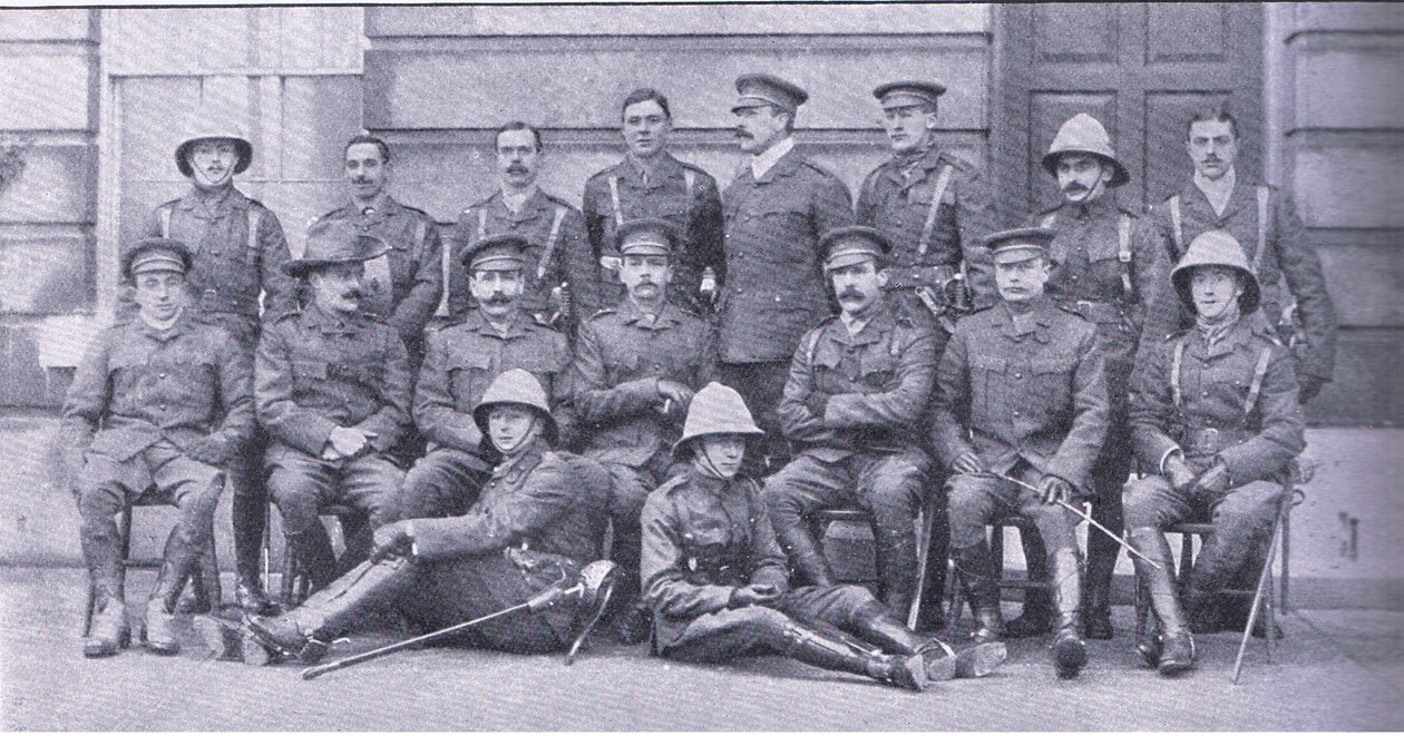 Col Owen, major Boole-Smith a další důstojníci Dragounské gardy, z After Pretoria: The Guerilla War vydané Harmsworth Bros Limited od Unknown photographer