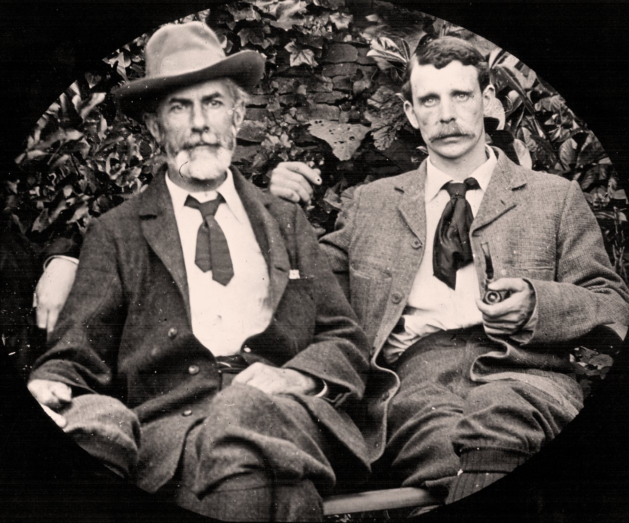 Edward Carpenter a jeho partner George Merrill, asi 1900 (čb fotografie) od Unknown photographer