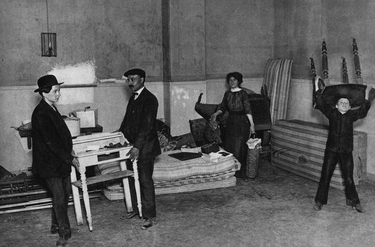 Každodenní život, scéna stěhování v budově v Paříži. Fotografie, konec 19. století, Paříž. Coll. Selva. od Unknown photographer