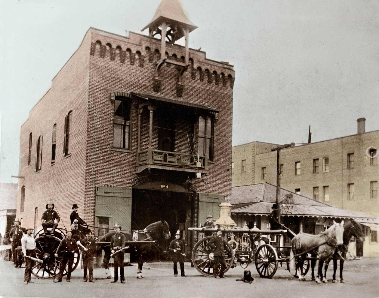Hasičský sbor pózuje před kasárnami v Los Angeles. Kalifornie, USA. 1887. Fotografie od Unknown photographer