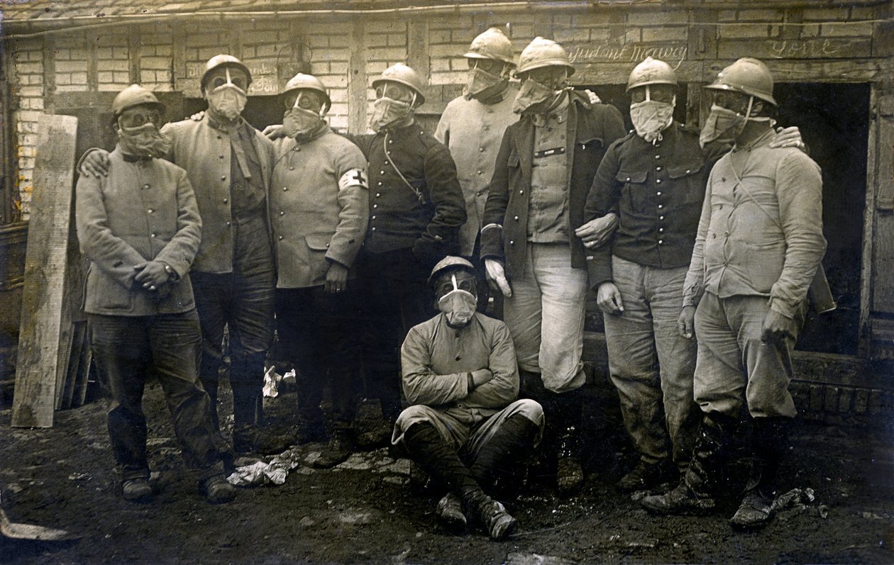 První světová válka 1914-1918 (14-18): skupina francouzských vojáků a spojenců pózujících pro fotografování před kasematami. Všichni mají plynovou masku - nedatovaná anonymní fotografie - od Unknown photographer