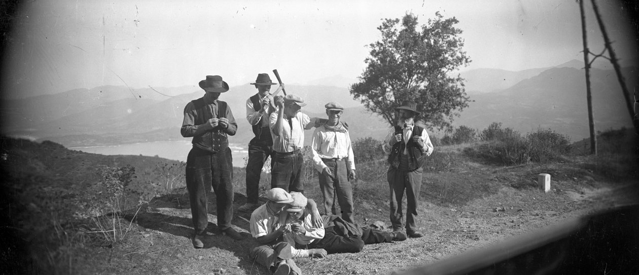 Francie: Obyvatelé Korsiky pózují na borech silnice od Unknown photographer