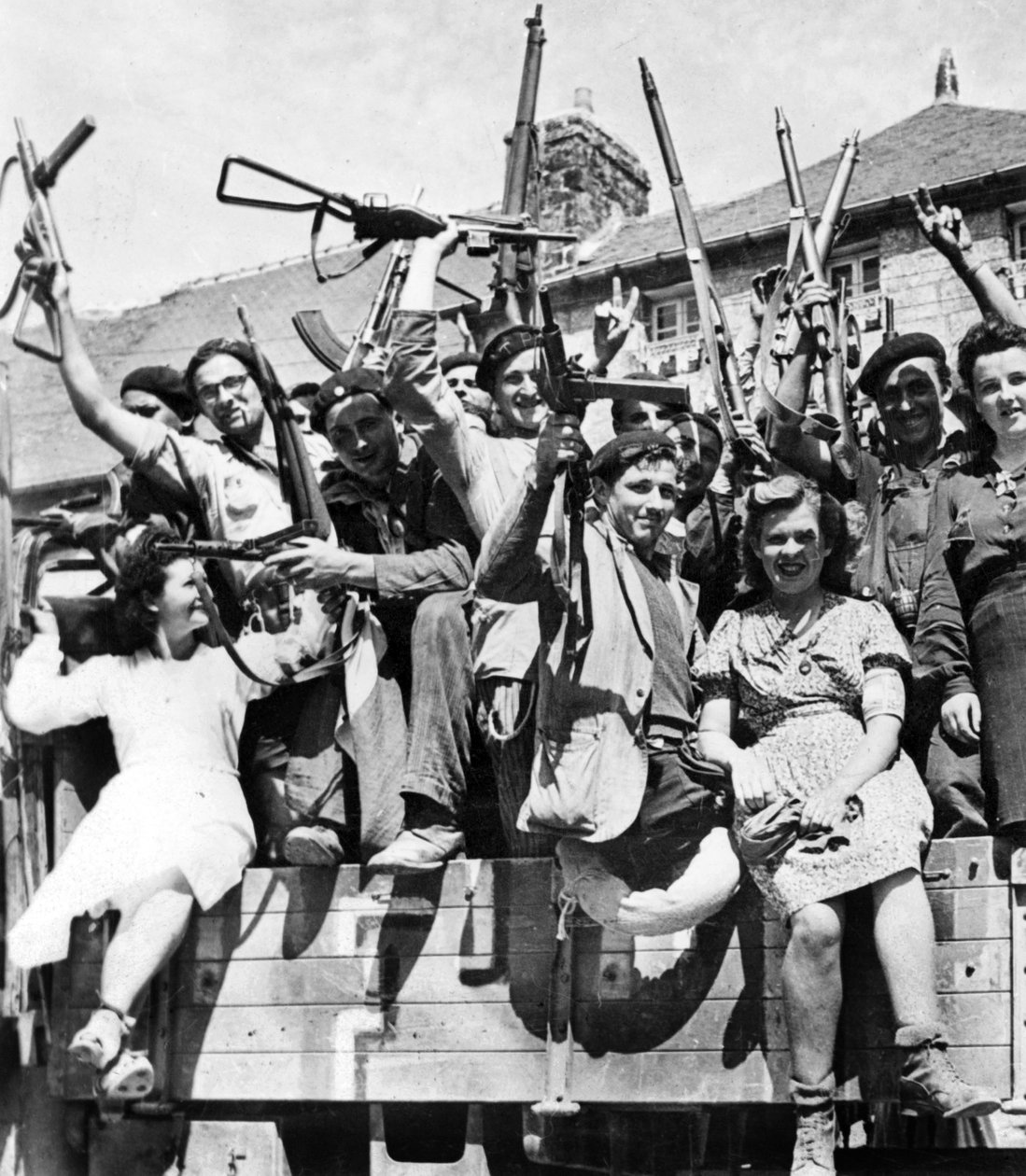 Francouzští partyzánští odstřelovači osvobozují vesnici v Normandii, červen-červenec 1944 (čb foto) od Unknown photographer
