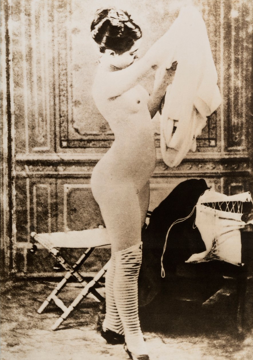 Celoplošný portrét mladé ženy při oblékání. od Unknown photographer