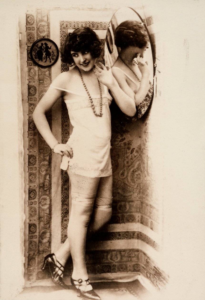 Portrét ženy v intimním oděvu v celé délce. od Unknown photographer